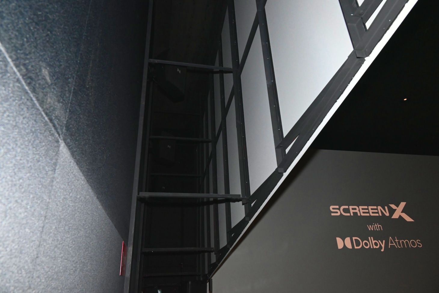 壁と側面スクリーンの間にDolby Atmosのスピーカーが設置されている。