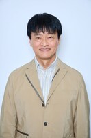 相原剛を演じる神保悟志。