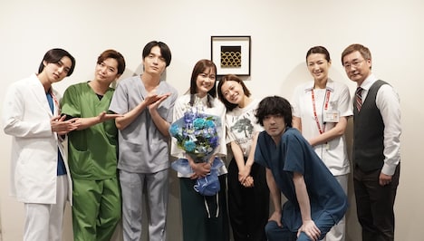 生田絵梨花のクランクアップを祝福するキャスト一同。