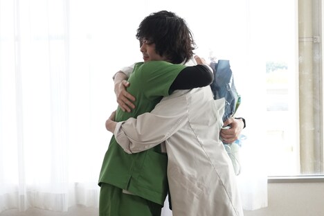 「アンメット ある脳外科医の日記」クランクアップの様子。