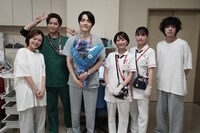 岡山天音のクランクアップを祝福するキャスト一同。