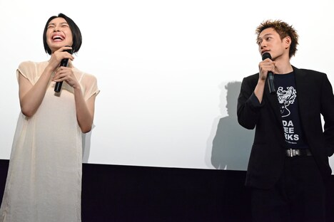 「稽古場が『プリズン』って呼ばれるようになってましたよね」と話す高橋雄祐（右）に、笑って同意する芋生悠（左）。