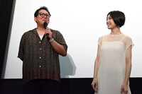 「孝作も玉も鶴昇も、みんな大好きで」と弁解する小平哲兵（左）と、話に耳を傾ける芋生悠（右）。