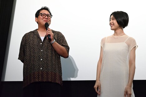 「孝作も玉も鶴昇も、みんな大好きで」と弁解する小平哲兵（左）と、話に耳を傾ける芋生悠（右）。