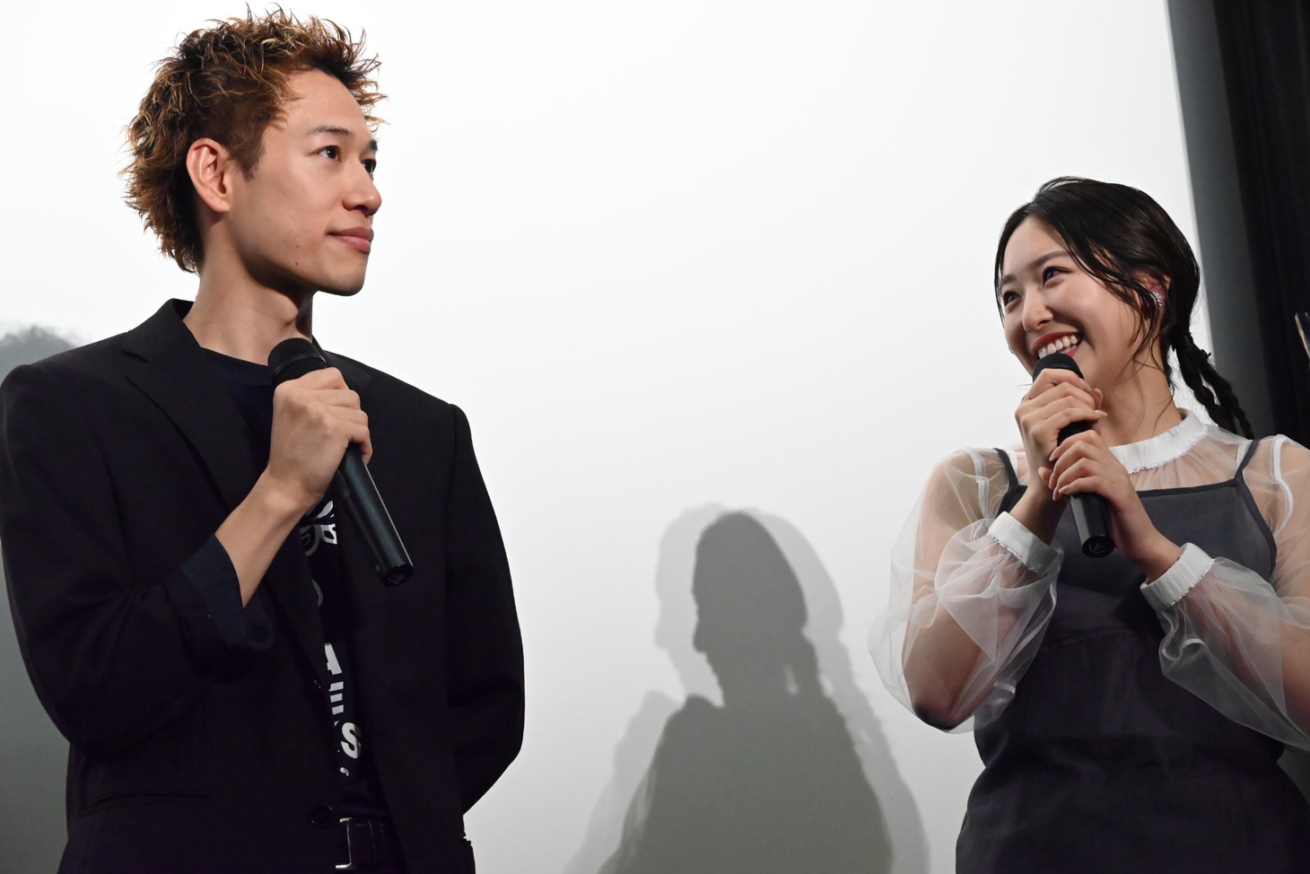 高橋雄祐（左）を見つつ「孝作の弱みが見えたときに、鶴昇と似ている部分があるのかなと」と振り返る三輪晴香（右）。