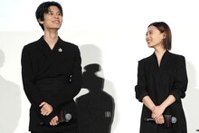 登壇時に談笑する萩原利久（左）と杉咲花（右）。