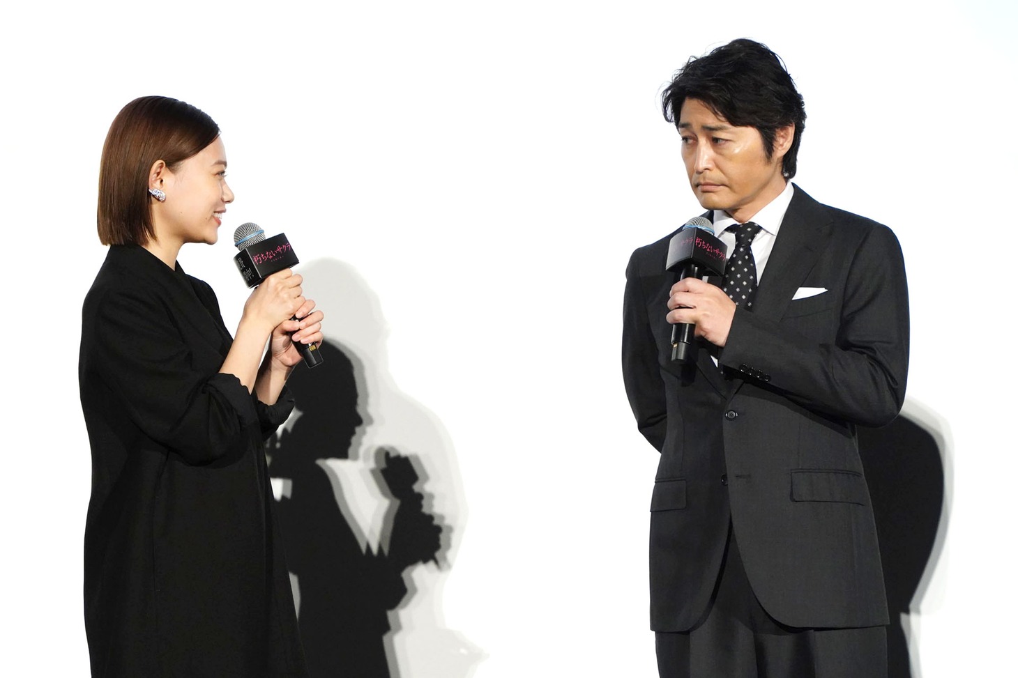 杉咲花（左）の撮影エピソードを、うなずきながら聞く安田顕（右）。