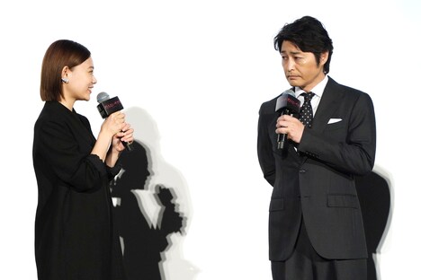 杉咲花(左)の撮影エピソードを、うなずきながら聞く安田顕(右)。