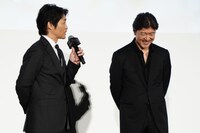 豊原功補（右）との共演に緊張していたとしきりに話す安田顕（左）。