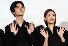 左から萩原利久、杉咲花。