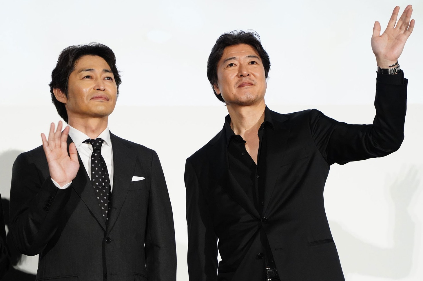 左から安田顕、豊原功補。