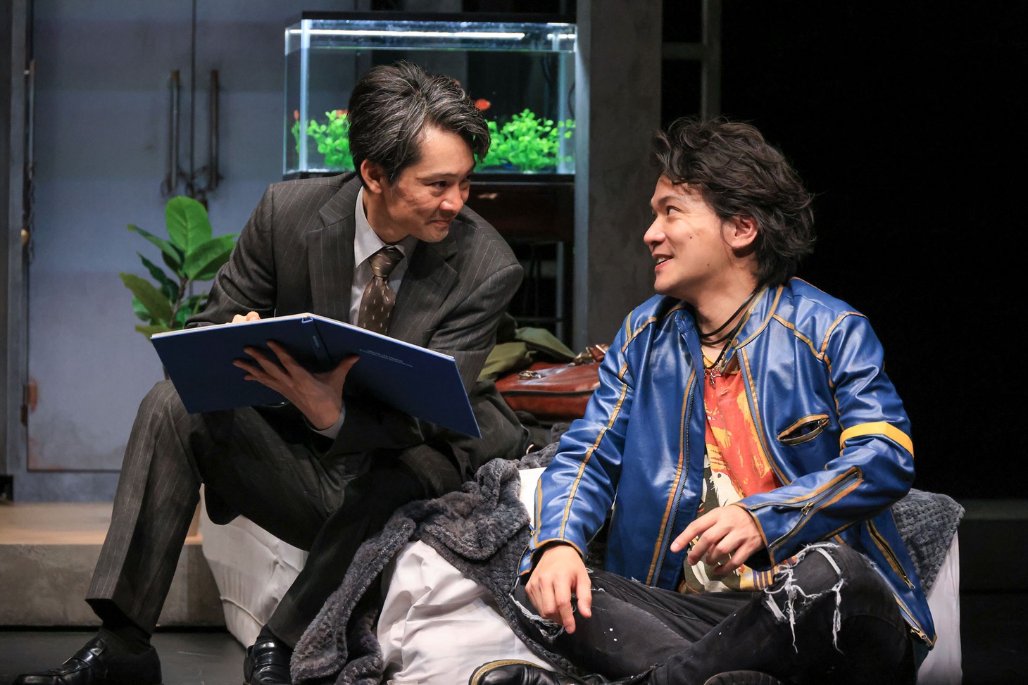 「デカローグ10 ある希望に関する物語」より竪山隼太（左）、石母田史朗（右）。撮影：宮川舞子