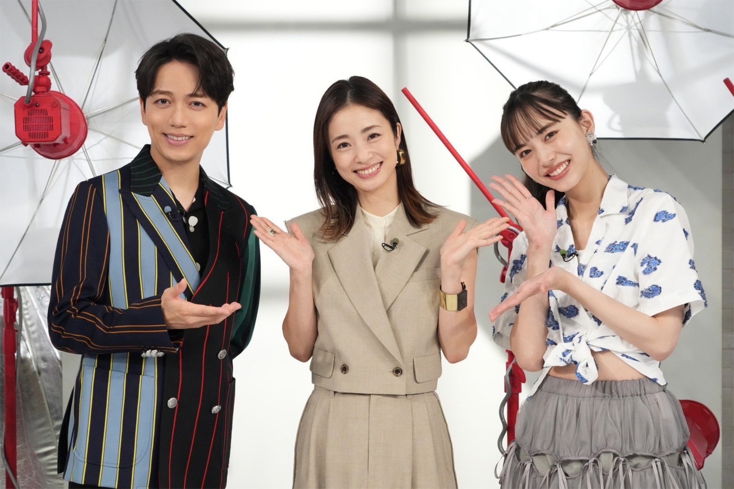 左から山崎育三郎、上戸彩、井桁弘恵。
