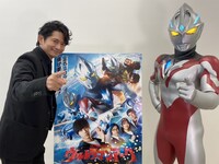 萩原聖人（左）とウルトラマンアーク（右）。