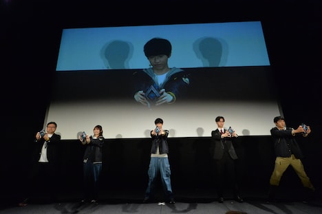 変身ポーズを決める登壇者一同。