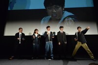 ポーズを決める西興一朗（右端）を見守る登壇者一同。