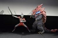 鎧甲殻獣シャゴン（右）と対峙するウルトラマンアーク（左）