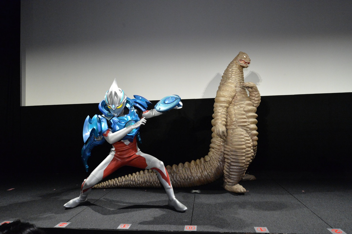 どくろ怪獣レッドキングと（右）とウルトラマンアーク・ルーナアーマー（左）。