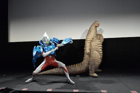 どくろ怪獣レッドキングと（右）とウルトラマンアーク・ルーナアーマー（左）。