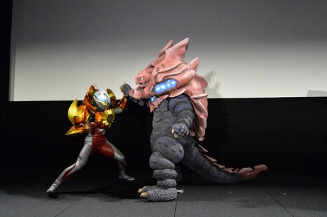 鎧甲殻獣シャゴン（右）に立ち向かうウルトラマンアーク・ソリスアーマー（左）。