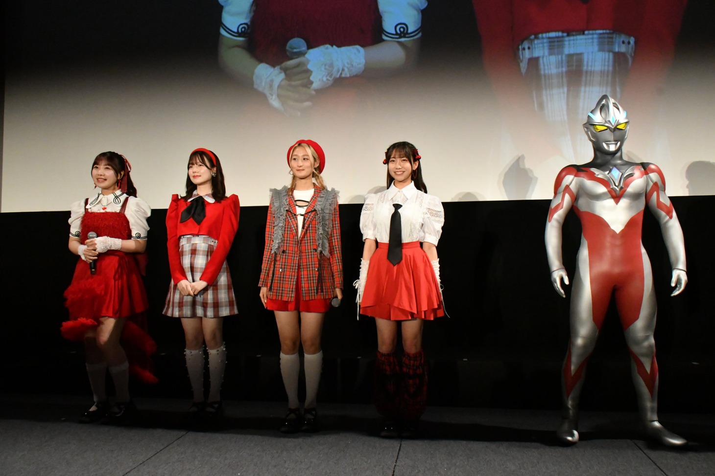 ARCANA PROJECTとステージに立ったウルトラマンアーク。