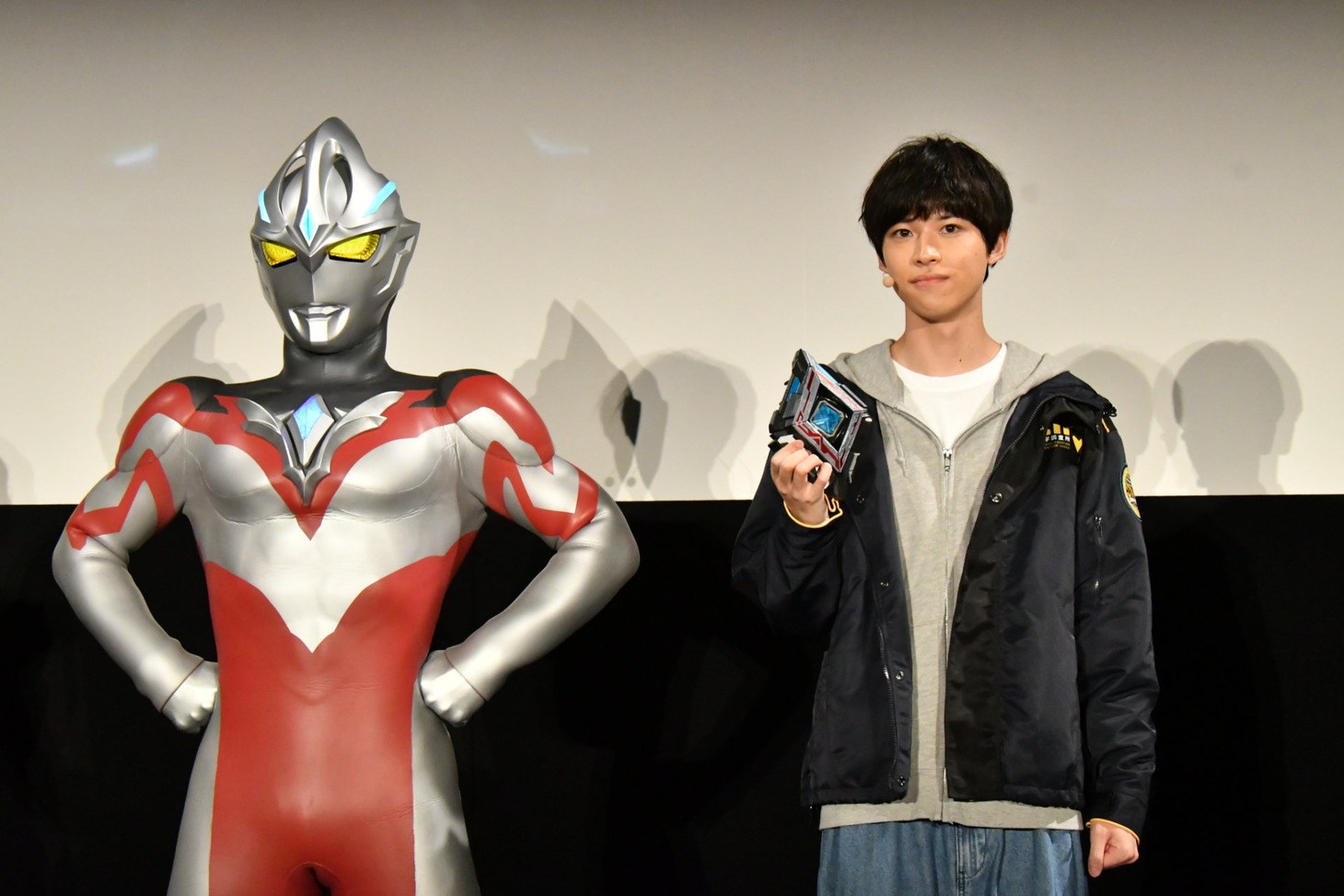ウルトラマンアーク（左）と戸塚有輝（右）。