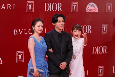 第26回上海国際映画祭に参加した忍足亜希子(左)、吉沢亮(中央)、呉美保(右)。