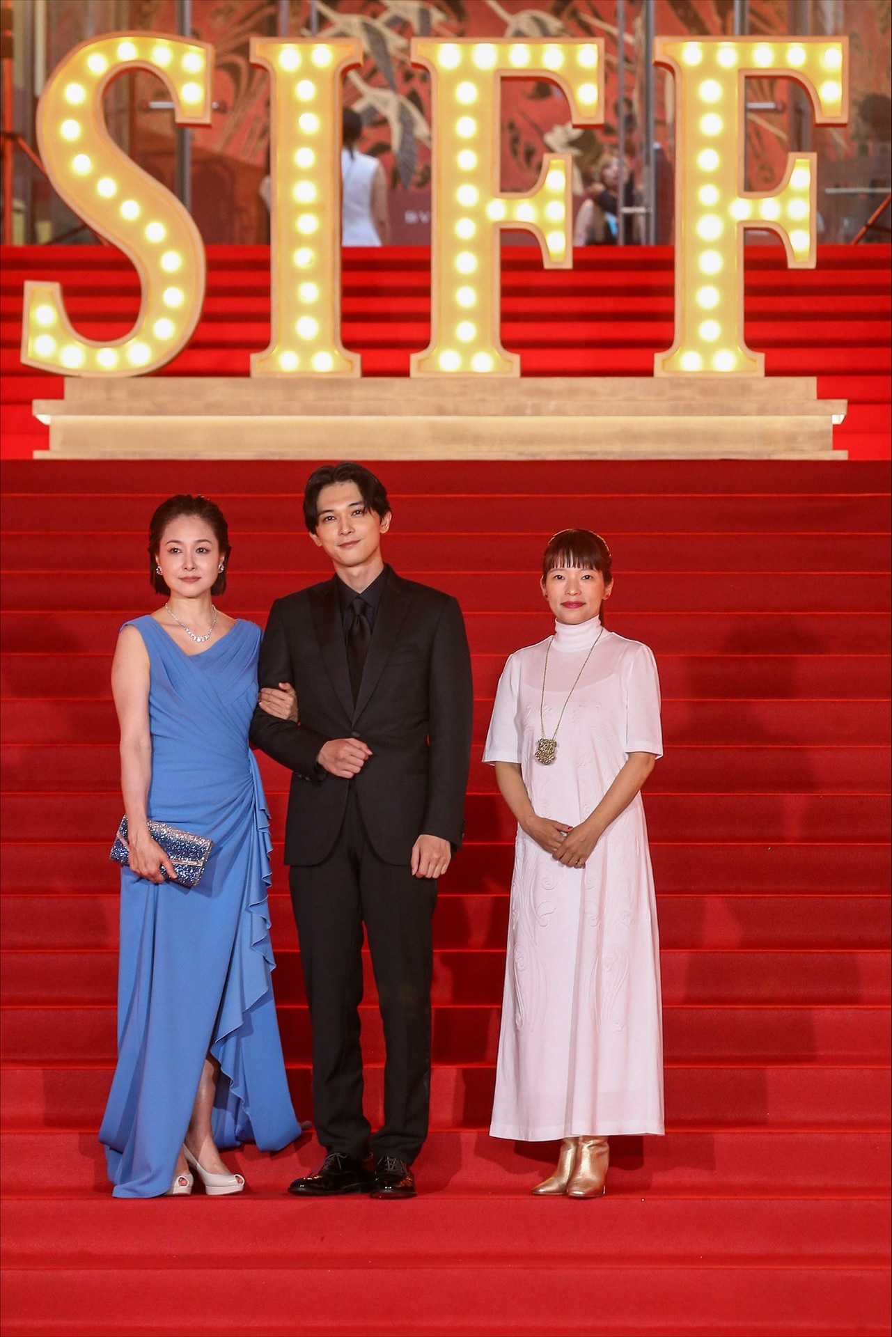 第26回上海国際映画祭に参加した忍足亜希子（左）、吉沢亮（中央）、呉美保（右）。