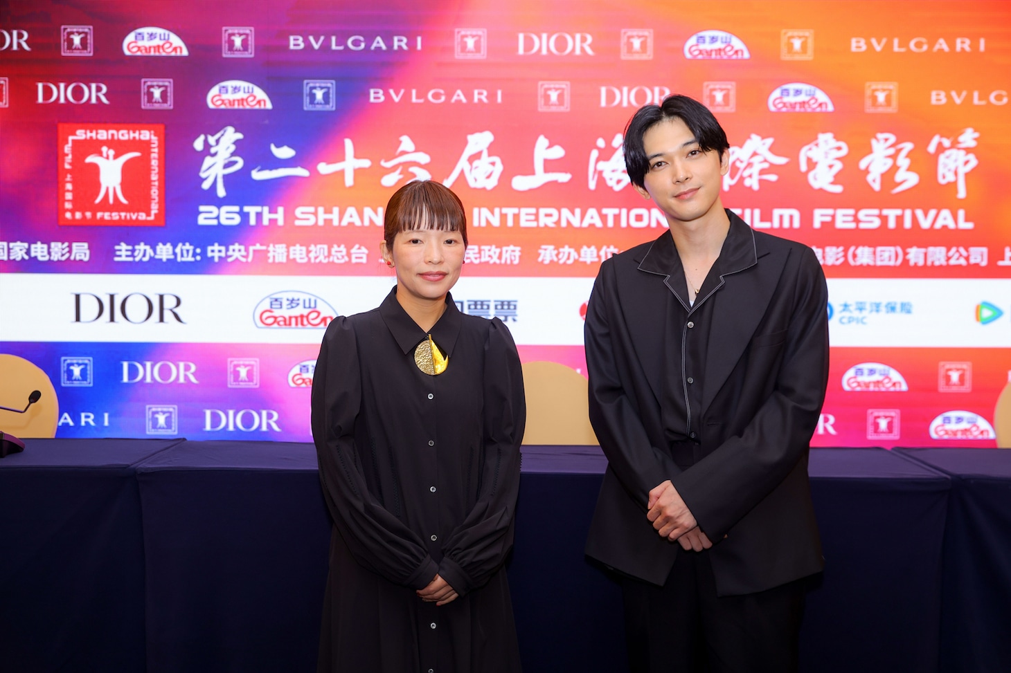 左から呉美保、吉沢亮。