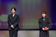 左から吉沢亮、呉美保。