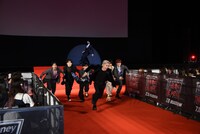 ハンターが現れ逃げ出すキャストたち。