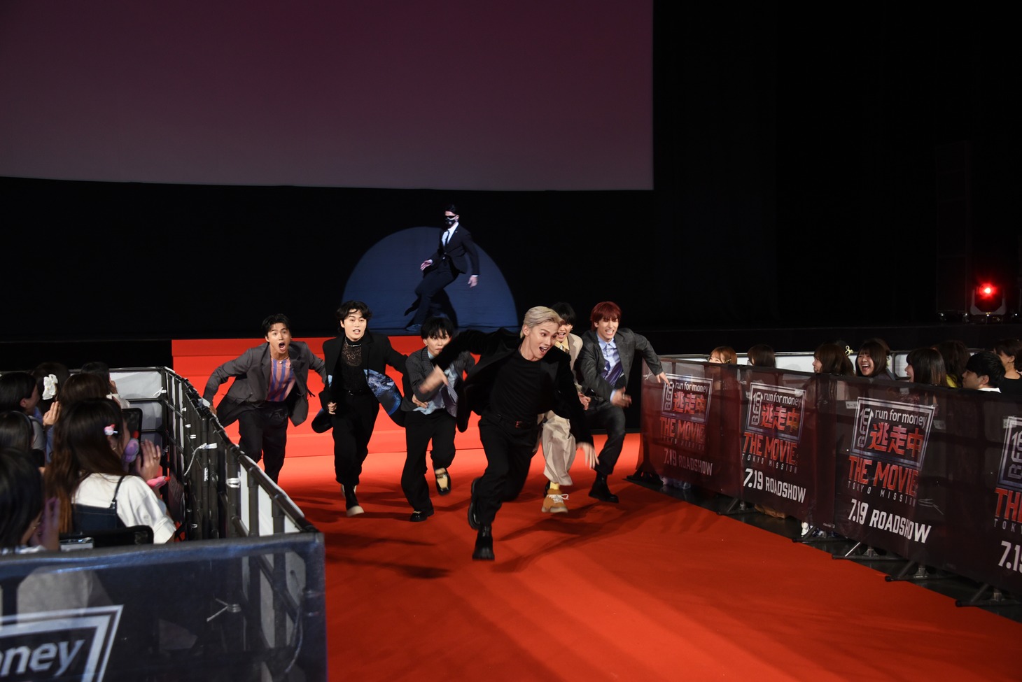 ハンターが現れ逃げ出すキャストたち。