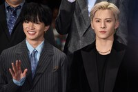 左から佐藤大樹、川西拓実。