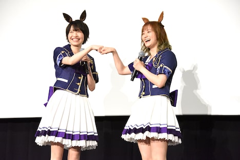 ジャングルポケットとフジキセキのようにグータッチする藤本侑里(右)と松井恵理子(左)。