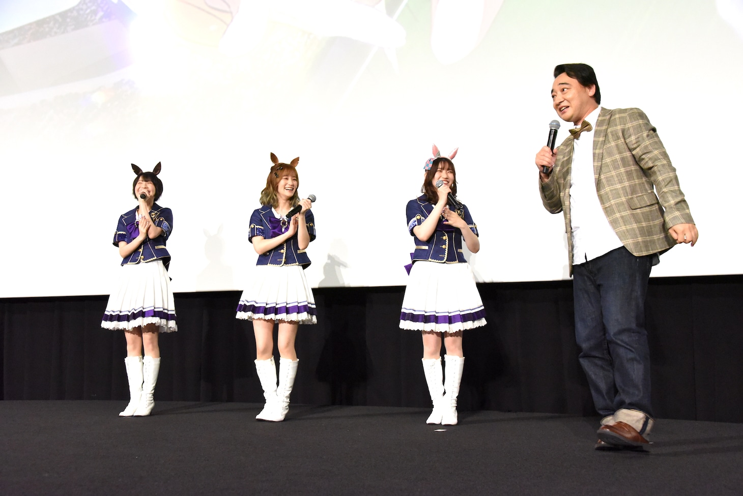 「劇場版『ウマ娘 プリティーダービー 新時代の扉』」応援上映付き大ヒット御礼舞台挨拶の様子。