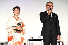 左からジュディ・オング、國村隼。