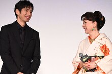 左から西島秀俊、ジュディ・オング。