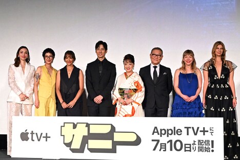 左からジョアンナ・ソトムラ、アニー・ザ・クラムジー、ラシダ・ジョーンズ、西島秀俊、ジュディ・オング、國村隼、ケイティ・ロビンス、ルーシー・チェルニアク。