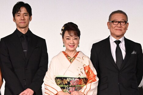 左から西島秀俊、ジュディ・オング、國村隼。