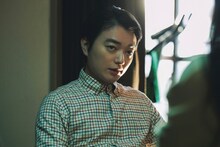 染谷将太演じる島崎。