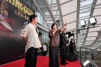 左から大沢たかお、山崎賢人、要潤。