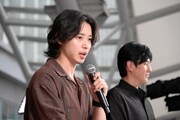 左から山崎賢人、要潤。