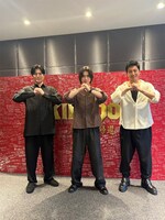 「キングダム 大将軍の帰還」福岡での舞台挨拶後、メッセージボードの前に立つ要潤（左）、山崎賢人（中央）、大沢たかお（右）。