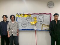 「キングダム 大将軍の帰還」愛知での舞台挨拶時、ウェルカムボードの前に立つ岡山天音（左）、山崎賢人（中央）、大沢たかお（右）。