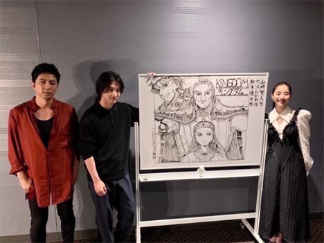 「キングダム 大将軍の帰還」大阪での舞台挨拶時、ウェルカムボードの前に立つ大沢たかお（左）、山崎賢人（中央）、新木優子（右）。
