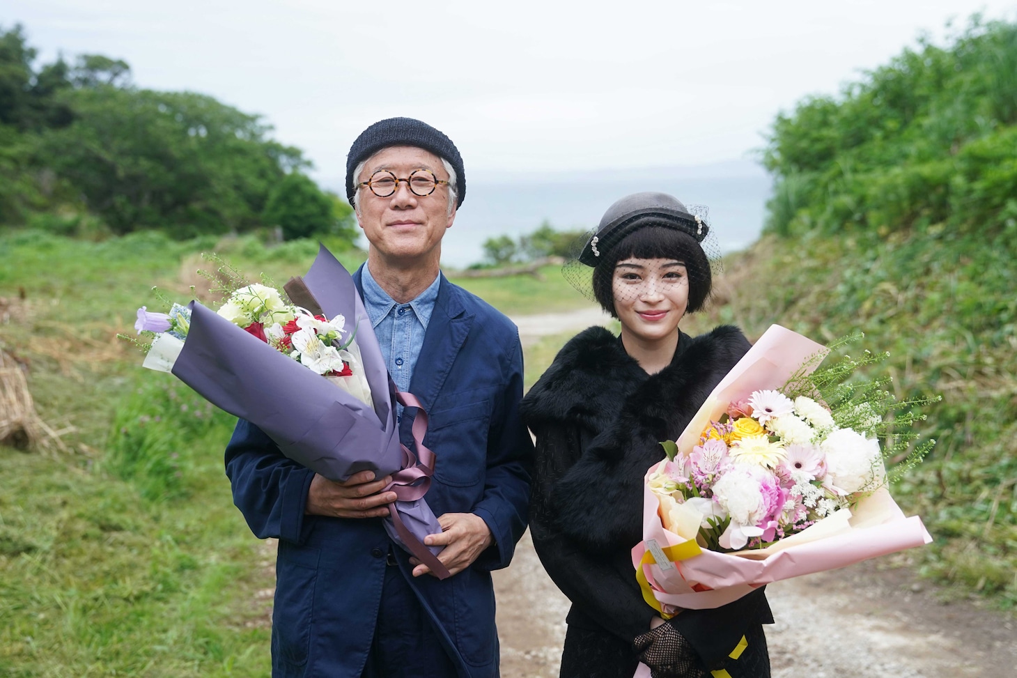 左から根岸吉太郎、広瀬すず。
