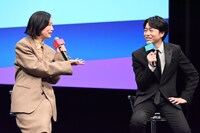 水川あさみ（左）からナチュールワインをもらったエピソードを披露する櫻井翔（右）。