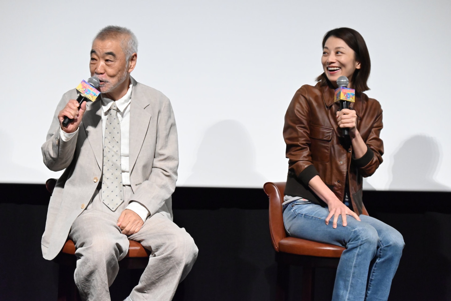 左から柄本明、小池栄子。