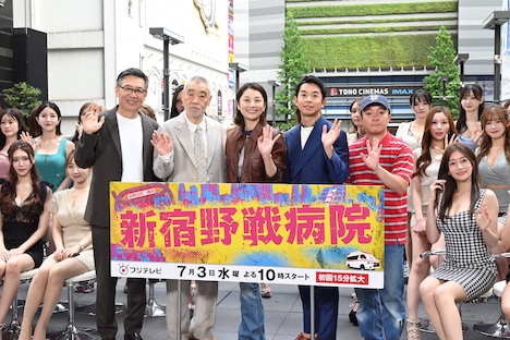 「新宿野戦病院」制作発表の様子。左から生瀬勝久、柄本明、小池栄子、仲野太賀、濱田岳。