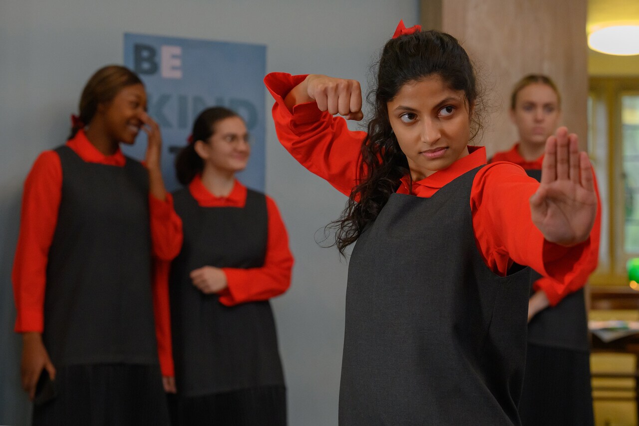 青春バトルアクション映画「ポライト・ソサエティ」問題児VS図書委員のバトルシーン到着